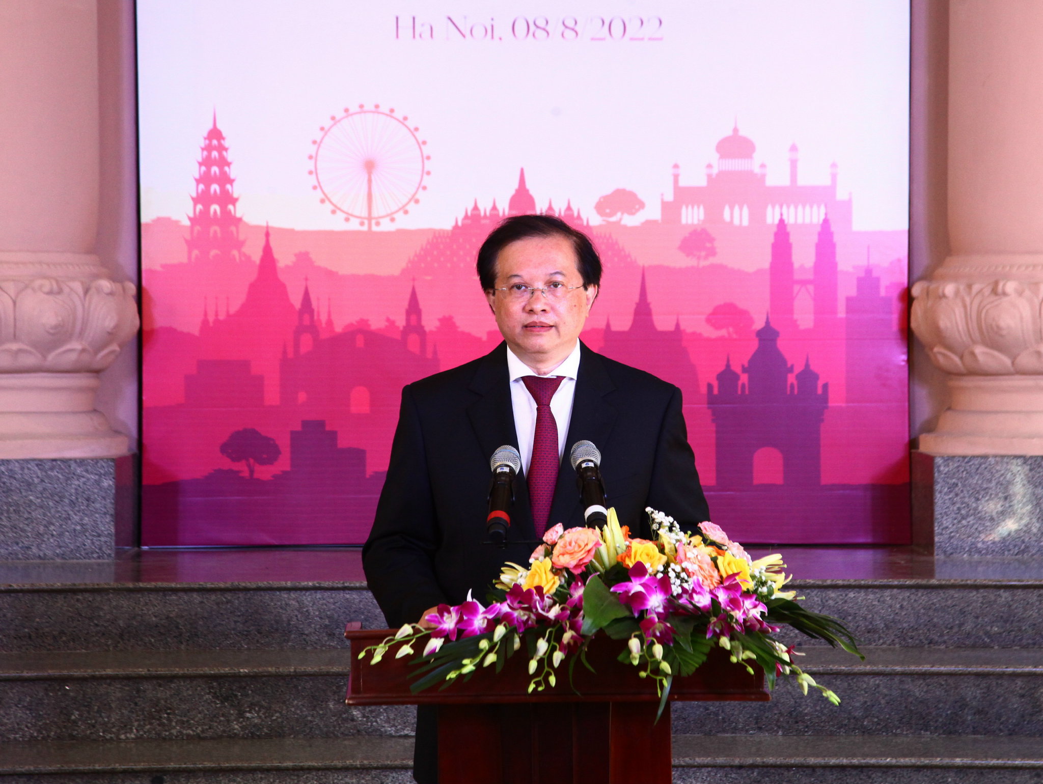 Thứ trưởng Bộ VHTTDL Tạ Quang Đông phát biểu khai mạc triển lãm.